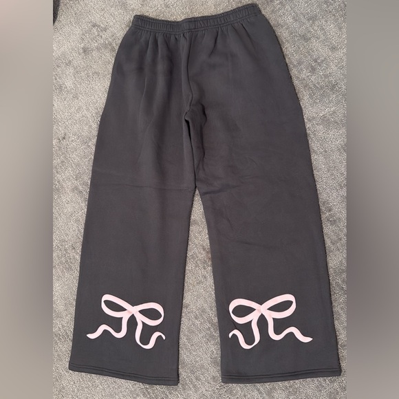 EDIKTED Bonney Bow Detail Sweatpants - Picture 3 of 5